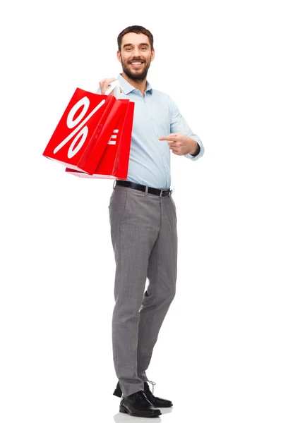 Kırmızı alışveriş çantası ile gülümseyen adam — Stok fotoğraf
