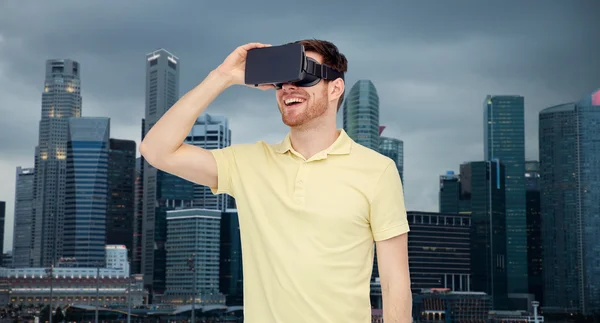 Hombre feliz en auriculares de realidad virtual o gafas 3d —  Fotos de Stock