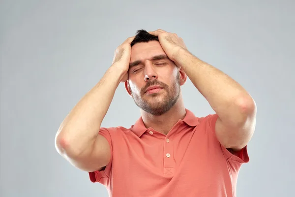 Unglücklicher Mann leidet unter Kopfschmerzen — Stockfoto