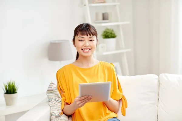 Feliz joven asiática mujer con tableta pc en casa —  Fotos de Stock