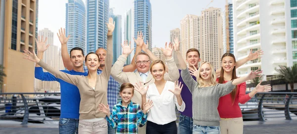 Grupo de personas sonrientes divirtiéndose — Foto de Stock