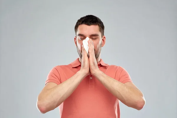 Homem doente com papel guardanapo soprando nariz — Fotografia de Stock