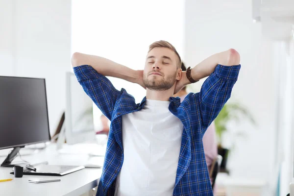 Hombre creativo feliz con el ordenador en la oficina —  Fotos de Stock