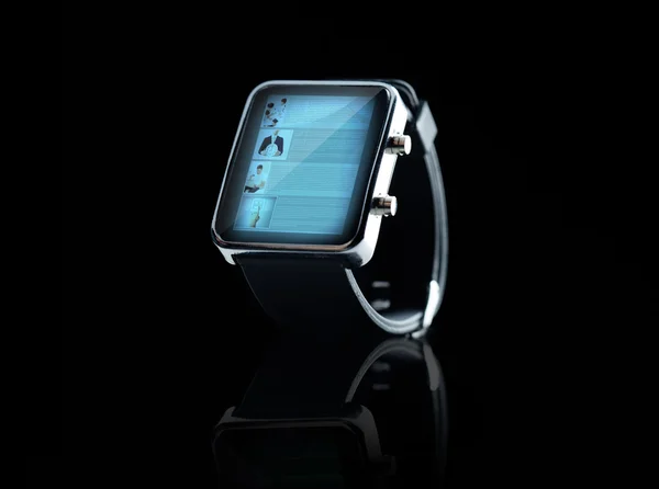 Крупним планом чорний розумний годинник — стокове фото