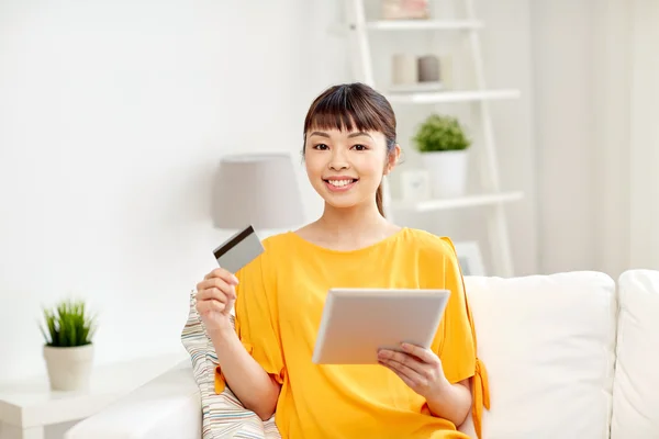 Heureux asiatique femme avec tablette pc et carte de crédit — Photo