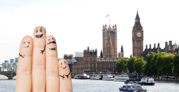 Zblízka prsty s emotikon nad Londýnem — Stock fotografie