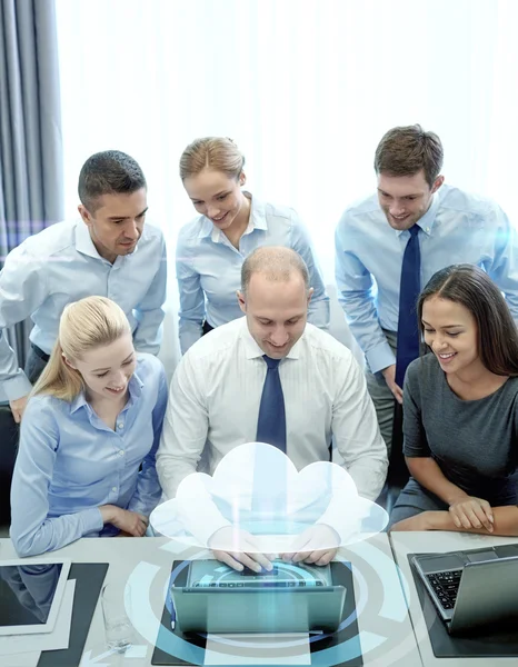 Gente d'affari sorridente con computer portatile in ufficio — Foto Stock