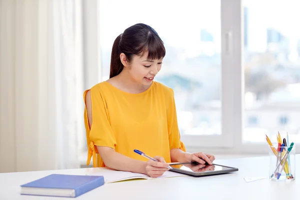 Mujer asiática estudiante con tableta pc en casa —  Fotos de Stock