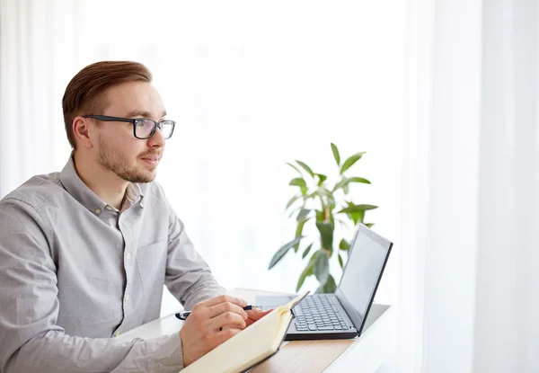 Trabalhador masculino criativo ou empresário com caderno — Fotografia de Stock