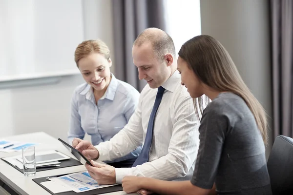 Uomini d'affari sorridenti con tablet pc in ufficio — Foto Stock