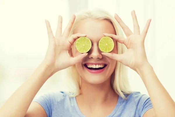 Mulher feliz se divertindo cobrindo os olhos com limão — Fotografia de Stock