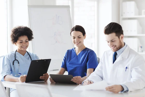 Groupe de médecins heureux réunion au bureau de l'hôpital — Photo