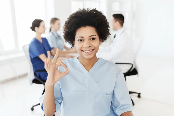 Arts of verpleegkundige weergegeven: ok hand teken bij ziekenhuis — Stockfoto