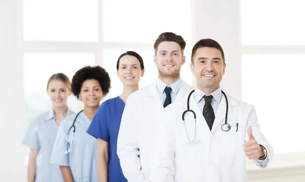 Groupe de médecins heureux à l'hôpital — Photo