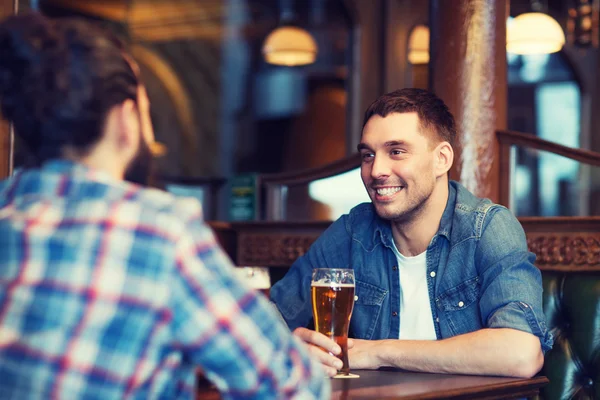 Amigos homens felizes bebendo cerveja no bar ou pub — Fotografia de Stock