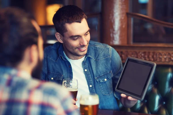 Amici maschi con tablet pc bere birra al bar — Foto Stock