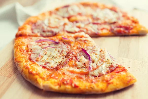 Close-up de pizza caseira na mesa de madeira — Fotografia de Stock