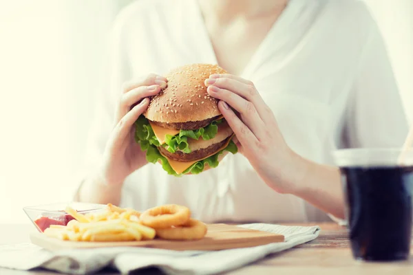 Close up van vrouw handen met hamburger — Stockfoto