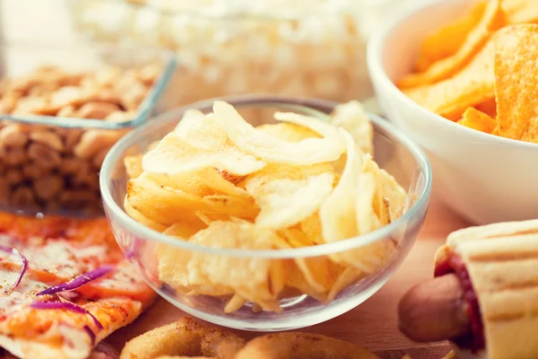 Close up van krokante aardappelchips in glazen kom — Stockfoto