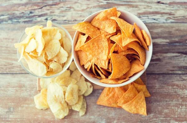 Nahaufnahme von Kartoffelchips und Mais-Nachos auf dem Tisch — Stockfoto