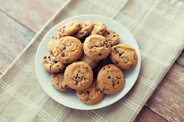 Крупним планом шоколадне вівсяне печиво на тарілці — стокове фото