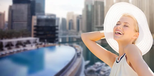 Счастливая женщина наслаждается летом над городом Дубай — стоковое фото