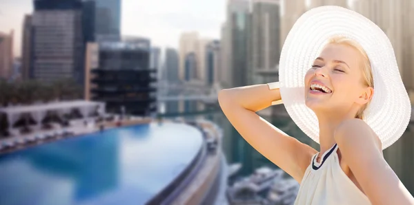 Mujer feliz disfrutando del verano sobre la ciudad de dubai — Foto de Stock