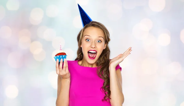 Mulher feliz ou menina adolescente com cupcake aniversário — Fotografia de Stock