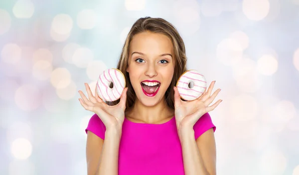 Glückliche Frau oder Teenager-Mädchen mit Donuts — Stockfoto