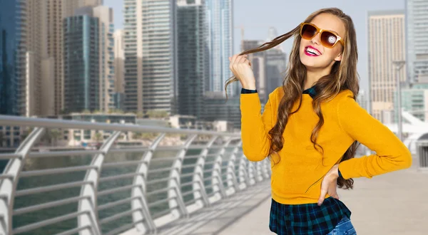 Glad ung kvinna eller tonåring tjej i casual kläder — Stockfoto