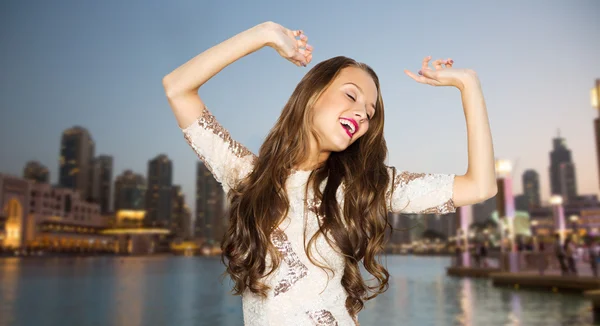 Jovem feliz ou menina adolescente em vestido extravagante — Fotografia de Stock