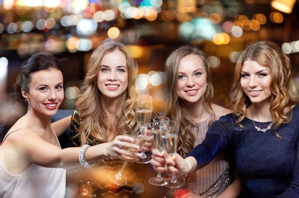 Mujeres felices con copas de champán en el club nocturno —  Fotos de Stock