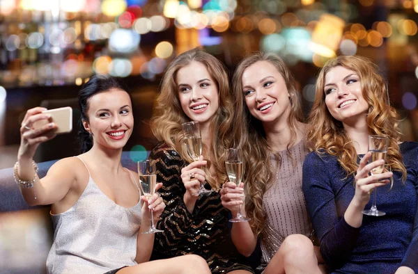 Women with champagne taking selfie at night club — Stock Photo, Image