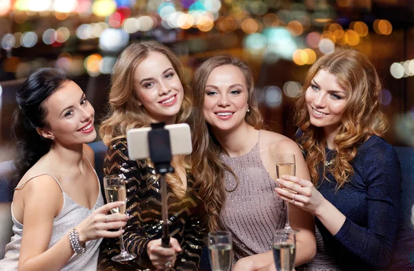 Women with smartphone taking selfie at night club — Stock Photo, Image