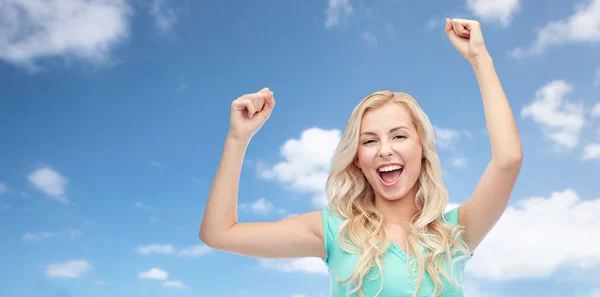 Felice giovane donna o ragazza teenager che celebra la vittoria — Foto Stock