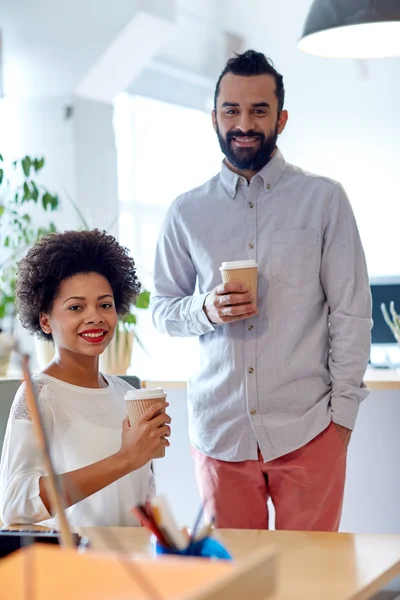 ชายและหญิงมีความสุข ดื่มกาแฟในออฟฟิศ — ภาพถ่ายสต็อก