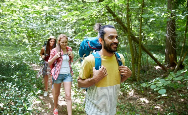 Skupina usměvavá přátel s batohy turistika — Stock fotografie