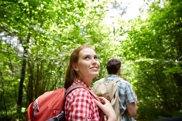 Groep lachende vrienden met rugzakken wandelen — Stockfoto