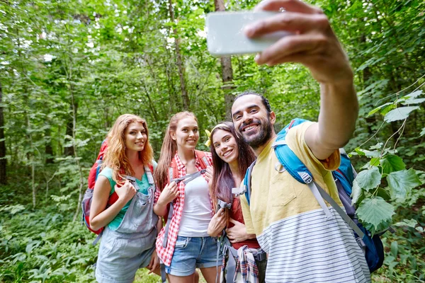 Přátelé se batoh s selfie do smartphone — Stock fotografie