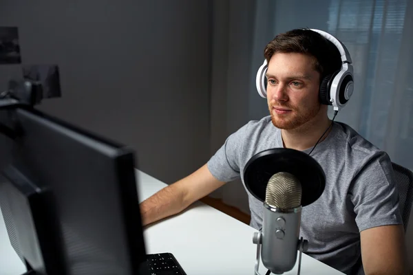 Homme dans casque jouant jeu vidéo d'ordinateur à la maison — Photo