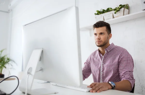 Hombre creativo o estudiante con computadora en la oficina —  Fotos de Stock