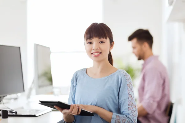 Glückliche kreative Büroangestellte mit Tablet-PC — Stockfoto