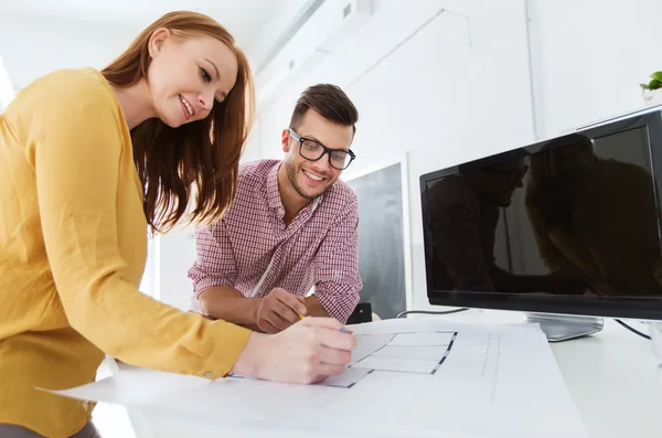 Equipo creativo con el plan de trabajo en la oficina —  Fotos de Stock