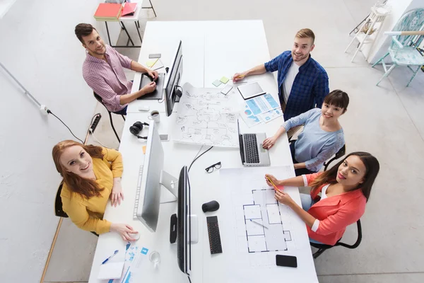 Équipe créative avec des ordinateurs, plan au bureau — Photo