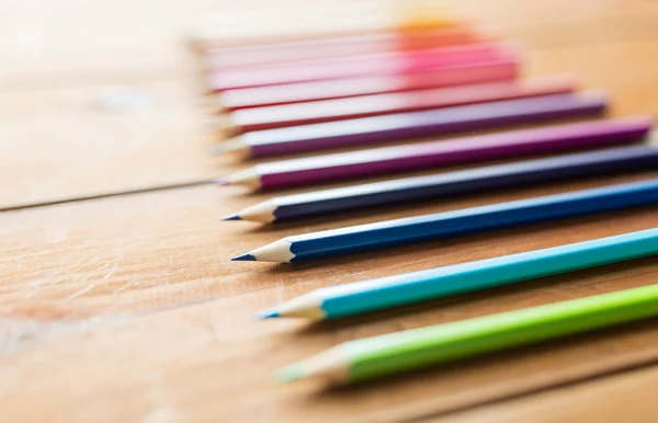 Primer plano de crayones o lápices de color sobre madera —  Fotos de Stock