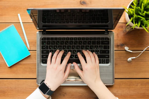 Close-up de mulher ou estudante digitando no laptop — Fotografia de Stock