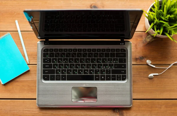 Închiderea computerului laptop pe masa de lemn — Fotografie, imagine de stoc