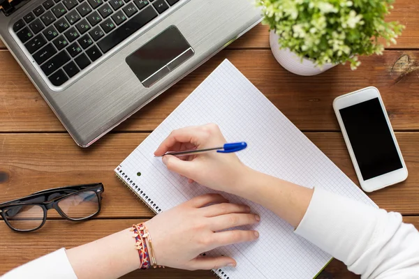 Nahaufnahme einer Frau oder Studentin, die auf Notizblock schreibt — Stockfoto