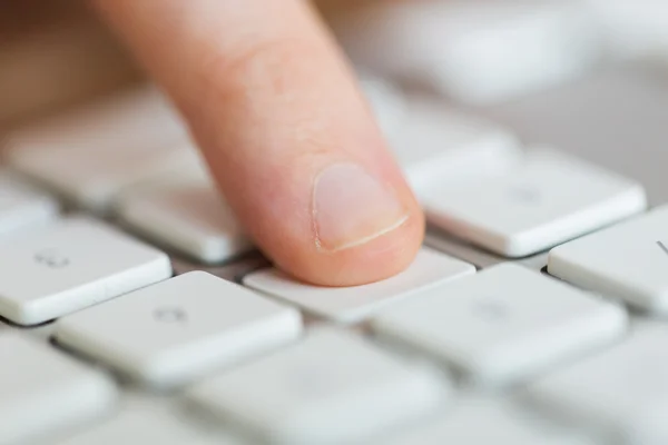 Zblízka prstu stisknutí tlačítka na klávesnici — Stock fotografie