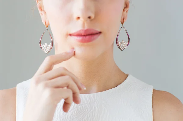 Nahaufnahme des schönen Frauengesichts mit Ohrringen — Stockfoto